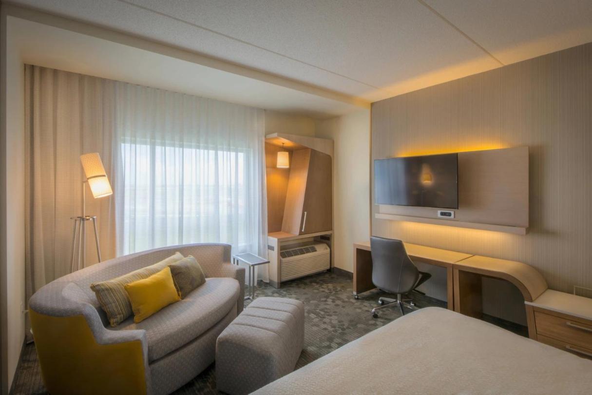 Courtyard By Marriott Winnipeg Airport Стая снимка